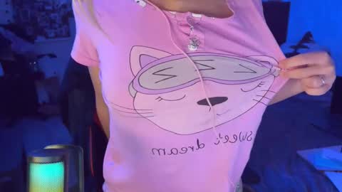 Snapshot of moonlight_mia chatting on 10.18.25 Mia online show from 10.18.25