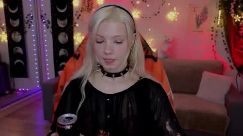 Snapshot of moonlight_mia chatting on 10.25.25 Mia online show from 10.25.25