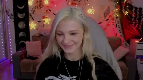 Snapshot of moonlight_mia chatting on 10.31.25 Mia online show from 10.31.25