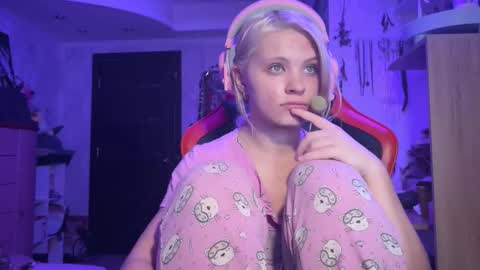 Snapshot of moonlight_mia chatting on 11.06.25 Mia online show from 11.06.25