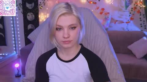 Snapshot of moonlight_mia chatting on 11.15.25 Mia online show from 11.15.25