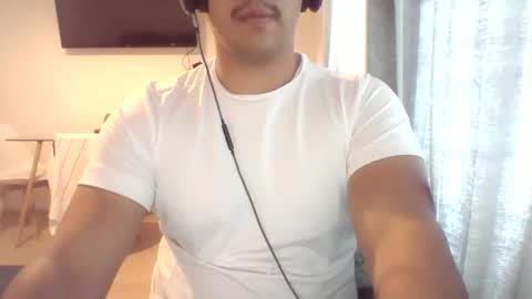 Snapshot of morenolatin19 chatting on 10.26.25 Jos Luis online show from 10.26.25