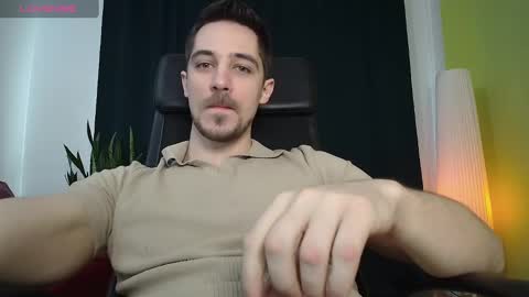 Snapshot of mrgreeneyes01 chatting on 02.21.25 juan luis online show from 02.21.25