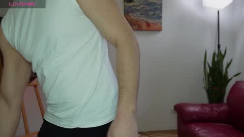 Snapshot of mrgreeneyes01 chatting on 03.10.25 juan luis online show from 03.10.25