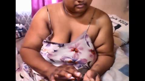 Snapshot of munniegalz1 chatting on 02.04.25 your angel online show from 02.04.25