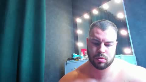 Snapshot of muscularjohnforu chatting on 02.10.25 click icon for peach  online show from 02.10.25