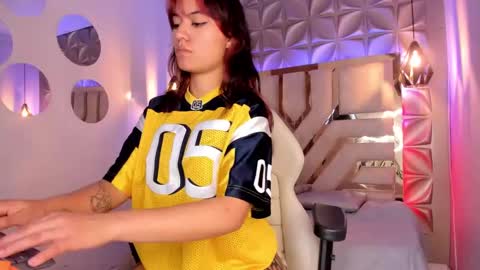 Snapshot of nahia_low chatting on 02.17.25  Valeria  online show from 02.17.25