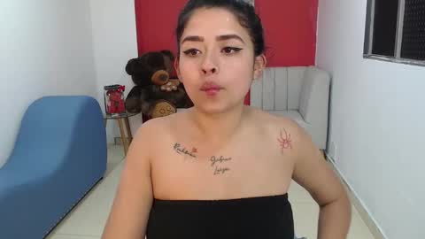 Snapshot of naia_sweetsex chatting on 10.23.25 naia_sweetsex online show from 10.23.25