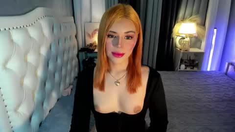 Snapshot of naughty_annaxx chatting on 10.12.25 Anna online show from 10.12.25