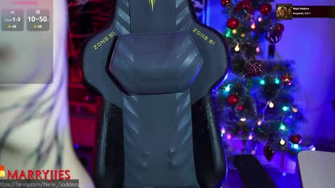 Snapshot of nelle_ chatting on 01.04.25 online show from 01.04.25