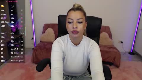 Snapshot of nicole___19 chatting on 09.25.25 Nico online show from 09.25.25