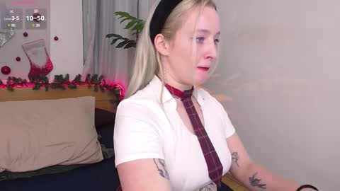 Snapshot of nicole__aniston__ chatting on 01.04.25 Nicole online show from 01.04.25