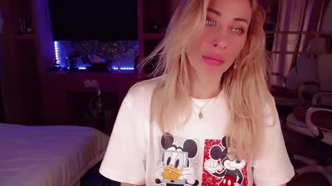 Snapshot of nicole_g0ld_ chatting on 10.26.25 Nicole online show from 10.26.25