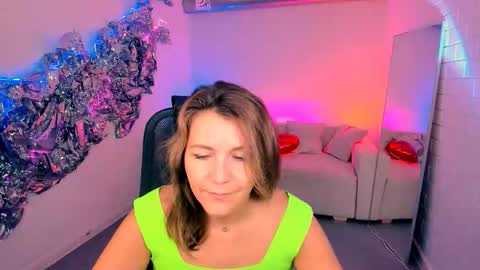Snapshot of nicolehits chatting on 10.12.25 nicolehits online show from 10.12.25