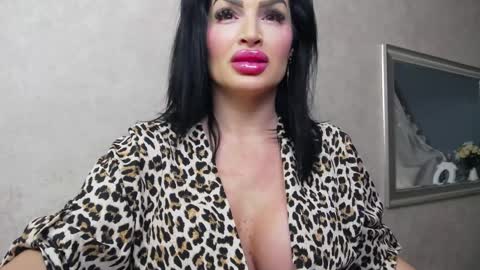 Snapshot of nicollereyn chatting on 12.30.24 Nicolle online show from 12.30.24