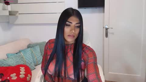 Snapshot of niickylovee chatting on 10.10.25 Nicolle Bustamante online show from 10.10.25