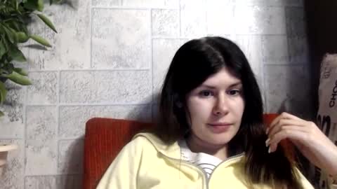 Snapshot of nikoltravel chatting on 10.26.25 Nikol online show from 10.26.25