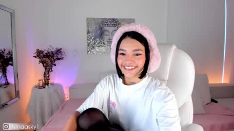 Snapshot of ninaa_sky chatting on 02.19.25    online show from 02.19.25