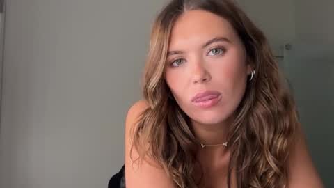 Snapshot of ninanoell chatting on 11.08.25 Nina online show from 11.08.25