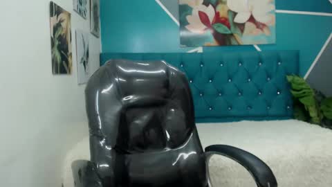 Snapshot of noha_scott chatting on 02.20.25 Noha Scott online show from 02.20.25