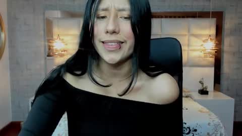 Snapshot of nohemi_louse chatting on 11.05.25 Nohemi online show from 11.05.25