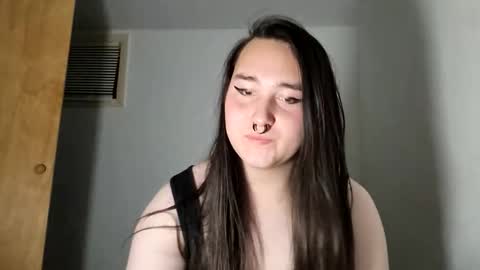 Snapshot of nonbinarybeauty20 chatting on 10.31.25 nonbinarybeauty20 online show from 10.31.25