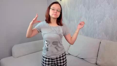 Snapshot of oleneweir chatting on 11.13.25 Stella online show from 11.13.25