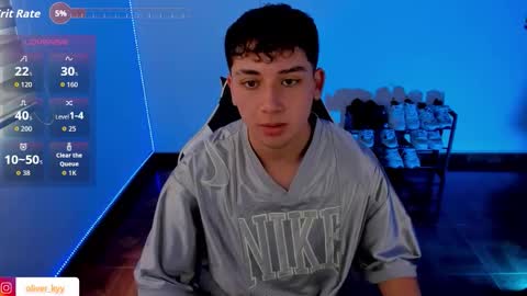 Snapshot of oliver_kyy chatting on 10.10.25 oliveeer online show from 10.10.25