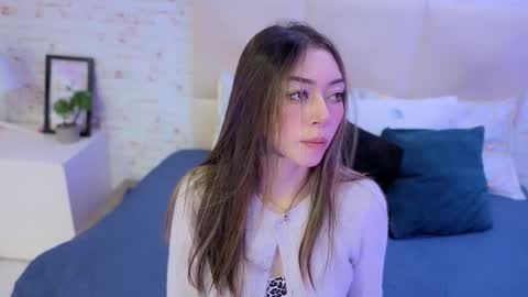 Snapshot of olivia_johansson chatting on 10.30.25 olivia online show from 10.30.25