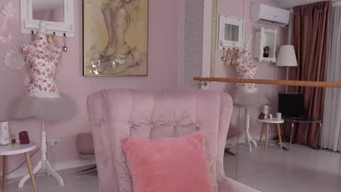 Snapshot of oliviasway chatting on 09.14.25 OliviaSway online show from 09.14.25