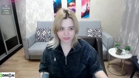 Snapshot of omg_itsperfect chatting on 11.10.25 Fina online show from 11.10.25