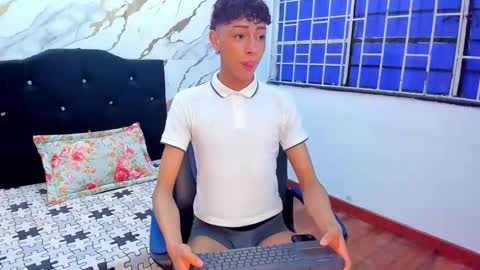 Snapshot of owen_sexy25 chatting on 09.17.25 sexy owen online show from 09.17.25