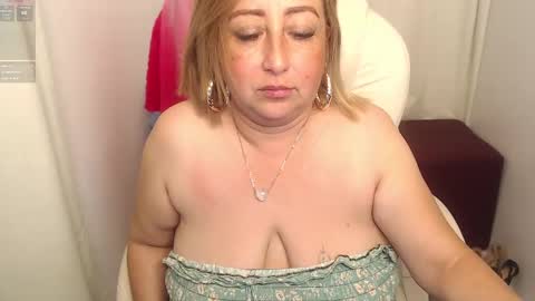 Snapshot of paiper_halliwey_ chatting on 02.10.25 paiper online show from 02.10.25