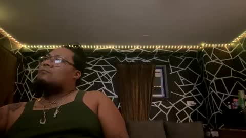 Snapshot of papi_krizz chatting on 11.19.25 papi_krizz online show from 11.19.25