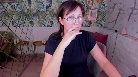 Snapshot of paris_cherry chatting on 01.06.25 Paris online show from 01.06.25