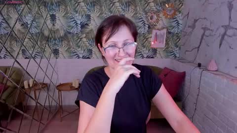 Snapshot of paris_cherry chatting on 01.06.25 Paris online show from 01.06.25