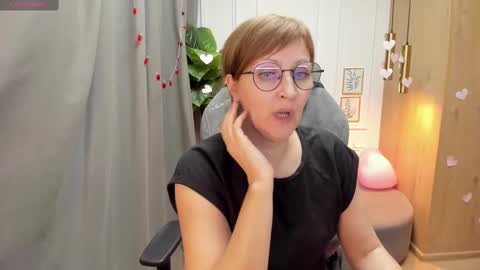 Snapshot of paris_cherry chatting on 02.18.25 Paris online show from 02.18.25
