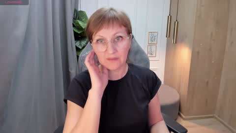 Snapshot of paris_cherry chatting on 02.23.25 Paris online show from 02.23.25