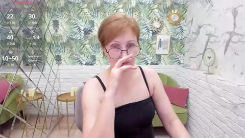 Snapshot of paris_cherry chatting on 03.08.25 Paris online show from 03.08.25