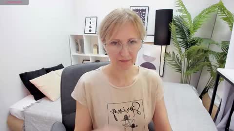 Snapshot of paris_cherry chatting on 10.13.25 Paris online show from 10.13.25