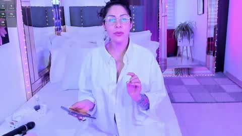 Snapshot of paris_dumont chatting on 03.09.25 Mia online show from 03.09.25