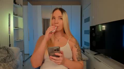 Snapshot of peachju1cy chatting on 12.12.24 peachju1cy online show from 12.12.24