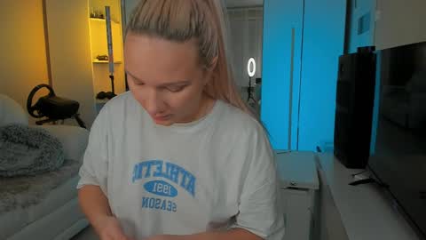 Snapshot of peachju1cy chatting on 01.28.25 peachju1cy online show from 01.28.25