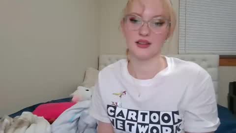 Snapshot of petite_cupcake chatting on 02.21.25 Little cupcake online show from 02.21.25
