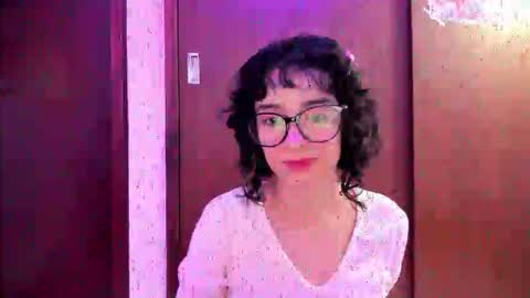Snapshot of petitee_lunna chatting on 09.26.25 Lunna online show from 09.26.25