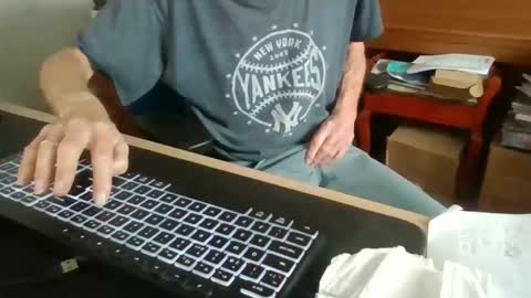 Snapshot of petitwilly chatting on 11.03.25 petitwilly online show from 11.03.25