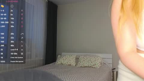 Snapshot of pink_rosee_ chatting on 12.11.24 online show from 12.11.24