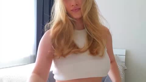 Snapshot of pink_rosee_ chatting on 09.10.25 online show from 09.10.25