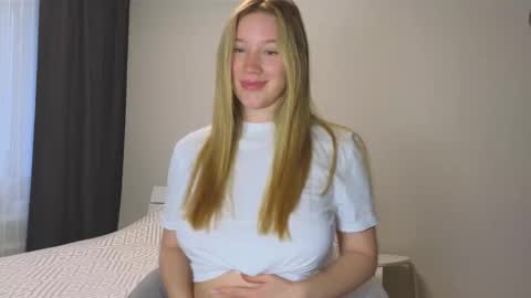 Snapshot of pink_rosee_ chatting on 09.28.25 online show from 09.28.25