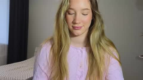 Snapshot of pink_rosee_ chatting on 10.02.25 online show from 10.02.25